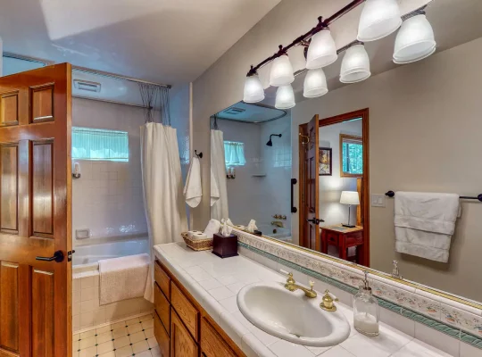 Large en suite bathroom with tub.