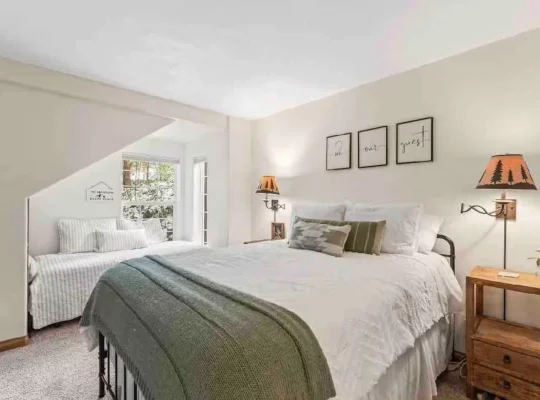 Shared Queen / Daybed room with En Suite